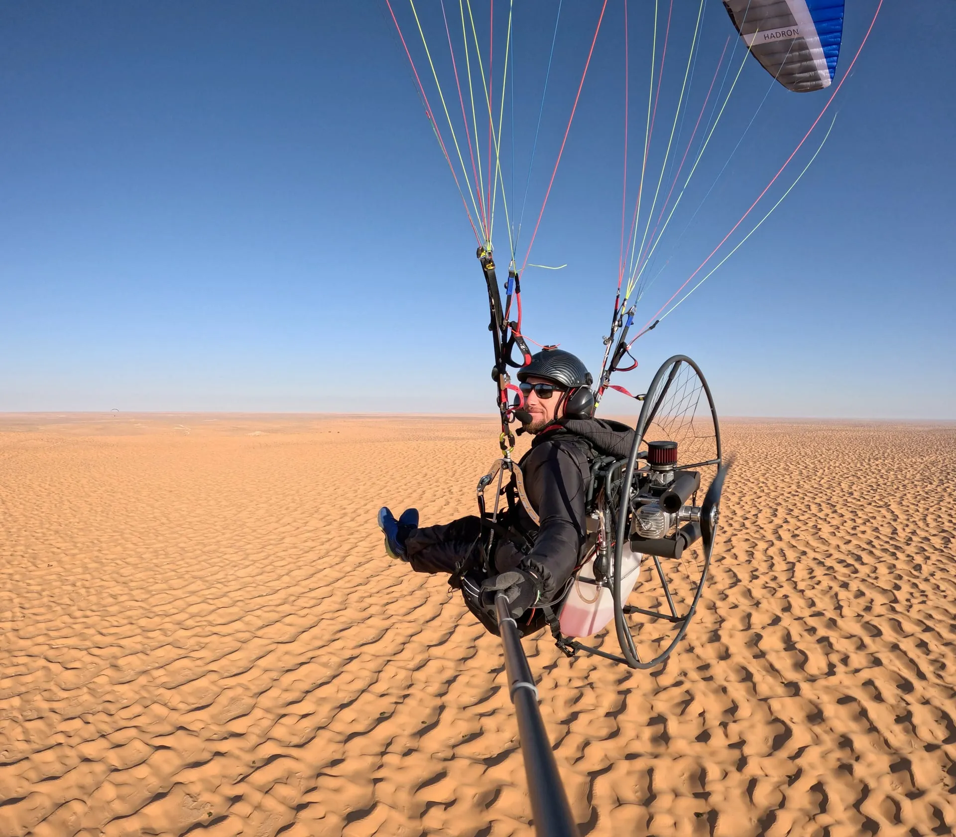 Vol au-dessus des dunes du désert, pilote en MiniMot