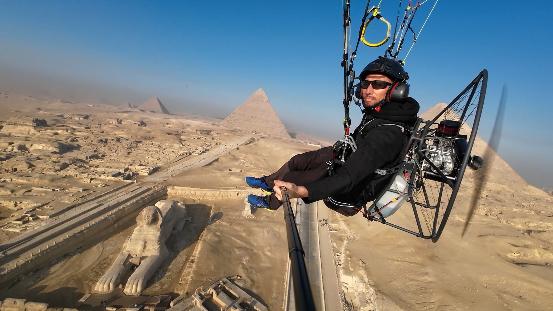 Pilote en MiniMot survolant les pyramides de Gizeh et le Sphinx