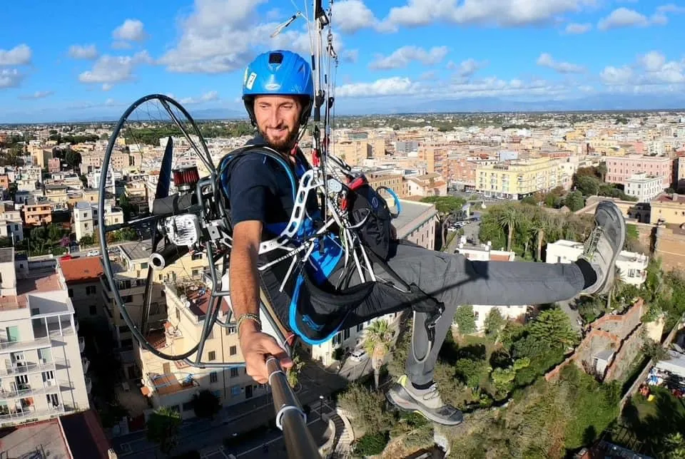 Pilote en MiniMot au-dessus d’une ville, photo prise à la perche